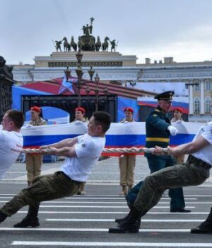 Безпілотники-нібито-летіли-на-Санкт-Петербург:-у-Ленобласті-чули-вибухи-та-звуки-БПЛА