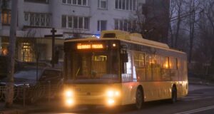 В Україні розпочалися перші вибори до місцевих рад після війни У Херсоні зупинили тролейбуси через небезпеку