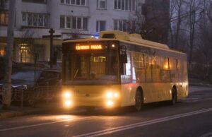 В Україні розпочалися перші вибори до місцевих рад після війни У Херсоні зупинили тролейбуси через небезпеку