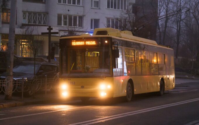 В Україні розпочалися перші вибори до місцевих рад після війни У Херсоні зупинили тролейбуси через небезпеку
