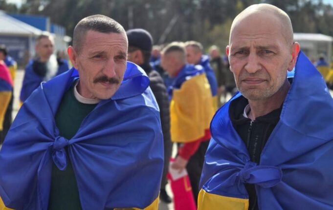 Більше тисячі українських військових і цивільних у російському полоні з 2022 року В Коордштабі розповіли, скільки українців перебуває у полоні з 2022 року
