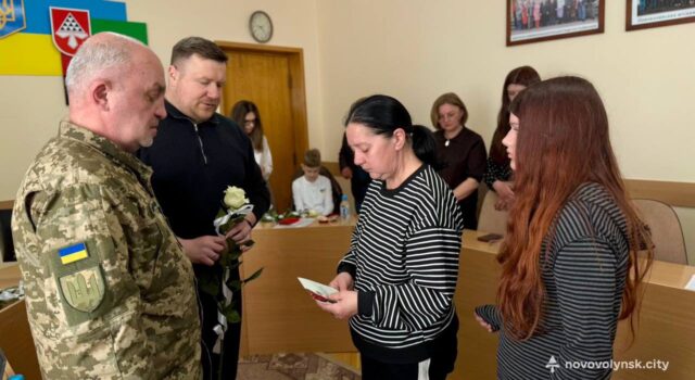 У Нововолинську вшанували пам’ять загиблих захисників Трьом-Героям-посмертно-присвоєно-державні-нагороди
