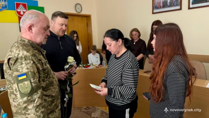 У Нововолинську вшанували пам’ять загиблих захисників Трьом-Героям-посмертно-присвоєно-державні-нагороди