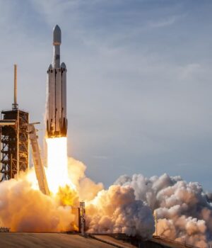 Ось-чому-космічні-ракети-після-запуску-летять-по-кривій,-а-не-прямо-вгору