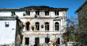 Атака дрону в Чернігові: троє поранених унаслідок обстрілу Дрон-рф-атакував-центр-Чернігова-–-троє-людей-отримали-поранення