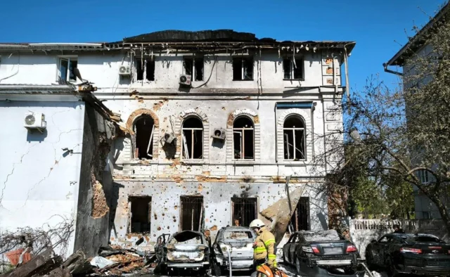 Атака дрону в Чернігові: троє поранених унаслідок обстрілу Дрон-рф-атакував-центр-Чернігова-–-троє-людей-отримали-поранення