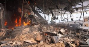 Вибухи у Запоріжжі: російські атаки призвели до жертв та руйнувань РФ вдарила КАБами по Запоріжжю: спалахнули пожежі, є загиблий