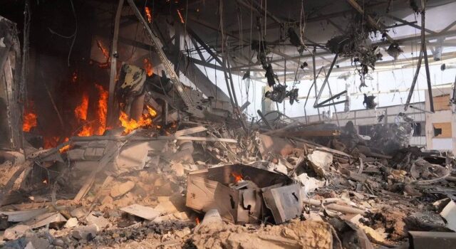 Вибухи у Запоріжжі: російські атаки призвели до жертв та руйнувань РФ вдарила КАБами по Запоріжжю: спалахнули пожежі, є загиблий
