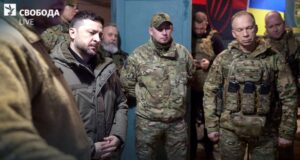 Зміни в армії: нові зарплати та перегляд бронювання військових в Україні Зеленський-знову-взявся-за-мобілізацію:-зарплати-ЗСУ,-бронювання,-терміни-служби
