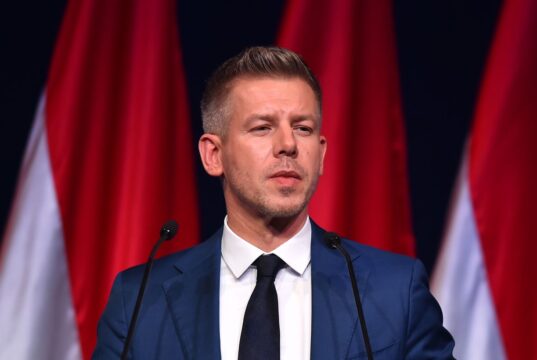 Майбутній прем’єр Угорщини Петер Мадяр планує захист прав угорської меншини на Закарпатті через діалог Навіщо Петер Мадяр порушує питання угорців в Україні: пояснення експерта