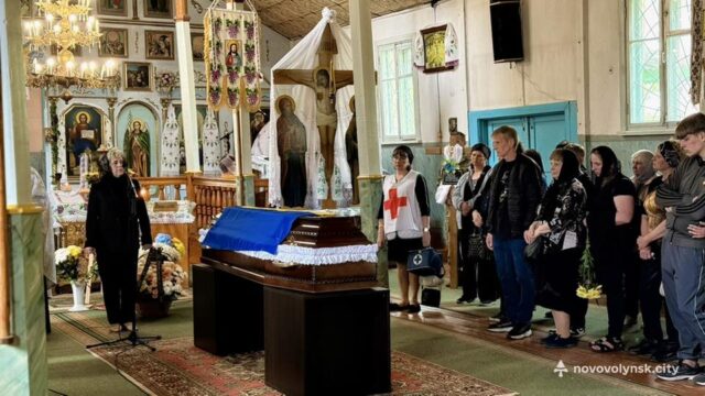 Прощання з героєм: Нововолинська громада вшанувала пам’ять Василя Жука Нововолинськ-провів-в-останню-дорогу-Героя-Василя-Жука