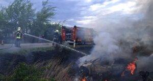 Біля Луцька легковик злетів у кювет і загорівся Біля-Луцька-легковик-злетів-у-кювет-і-загорівся