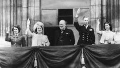 День перемоги в Європі: спогади королеви Єлизавети II про святкування 1945 року Як-королева-Єлизавета-ii-таємно-втекла-з-Букінгемського-палацу-в-День-перемоги
