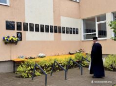 У Нововолинську вшанували пам’ять загиблих Захисників України На-фасаді-Нововолинського-ліцею-№7-освятили-меморіальні-дошки-чотирьом-Захисникам-України