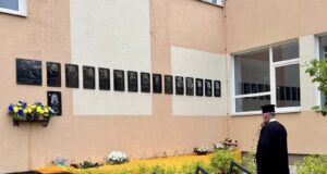 У Нововолинську вшанували пам’ять загиблих Захисників України На-фасаді-Нововолинського-ліцею-№7-освятили-меморіальні-дошки-чотирьом-Захисникам-України