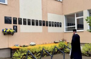 У Нововолинську вшанували пам’ять загиблих Захисників України На-фасаді-Нововолинського-ліцею-№7-освятили-меморіальні-дошки-чотирьом-Захисникам-України