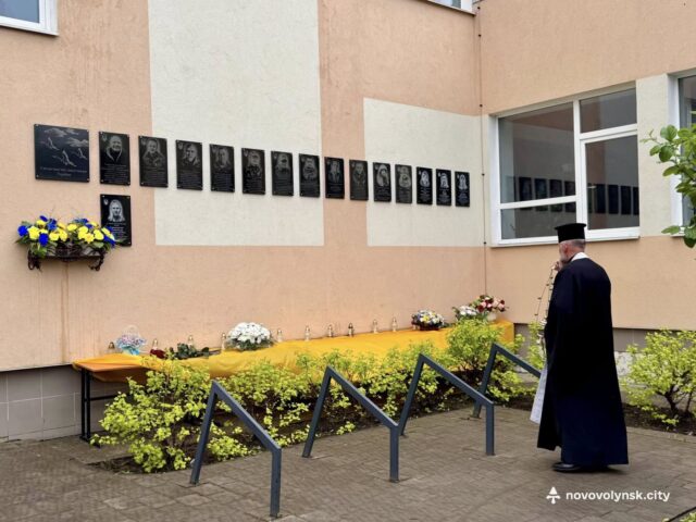 У Нововолинську вшанували пам’ять загиблих Захисників України На-фасаді-Нововолинського-ліцею-№7-освятили-меморіальні-дошки-чотирьом-Захисникам-України
