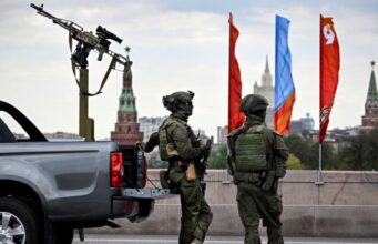 Зеленський про порушення Росією перемир’я: понад 140 обстрілів українських позицій Росія-зірвала-власне-«перемир’я»-–-Зеленський.-Чи-завдасть-Україна-удару-по-параду-в-Москві?