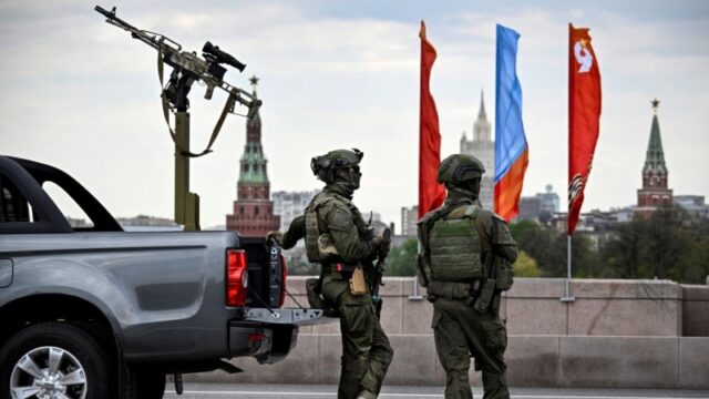 Зеленський про порушення Росією перемир’я: понад 140 обстрілів українських позицій Росія-зірвала-власне-«перемир’я»-–-Зеленський.-Чи-завдасть-Україна-удару-по-параду-в-Москві?