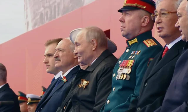 Парад у Москві 9 травня: особливості та зміни у форматі Без-військової-техніки,-але-з-корейцями-Парад-у-москві-9-травня-став-найскромнішим-–-тривав.