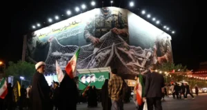 США та Іран: відсутність прогресу у мирних переговорах на фоні нових морських маршрутів США-та-Іран-не-наблизилися-до-завершення-війни,-поки-катарський-танкер-вирушив-через-Ормузьку-протоку