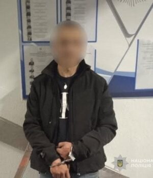 «Приставив-ножа-до горла»:-у Львові-чоловік-взяв-у заручниці-13-річну-дівчинку,-побачивши-ТЦК