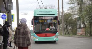 Переселенка з Маріуполя стала водієм тролейбуса у Хмельницькому «Тролейбус-перемоги»-Як-переселенка-з-Маріуполя-стала-водійкою-громадського-транспорту-і-чекає-на-рідних-з.