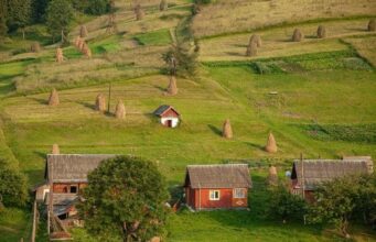 Тренд на життя в селі: родина купила стару хату на Київщині й почала ремонт Тренд-на життя-в селі:-родина-купила-стару-хату-на Київщині-й почала-ремонт