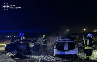 Поблизу Одеси внаслідок масштабної ДТП згоріли три автомобілі Поблизу Одеси внаслідок масштабної ДТП згоріли три автомобілі