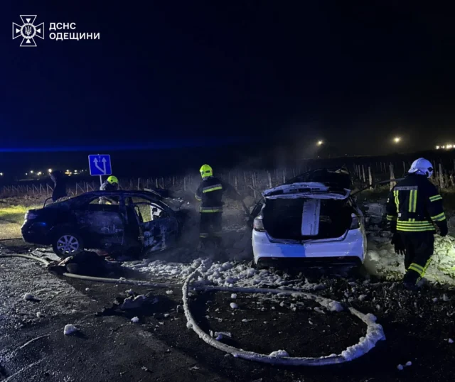 Поблизу Одеси внаслідок масштабної ДТП згоріли три автомобілі Поблизу Одеси внаслідок масштабної ДТП згоріли три автомобілі