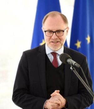 Міністр-оборони-Латвії-подав-у-відставку-через-вибухи-дронів-на-нафтобазі