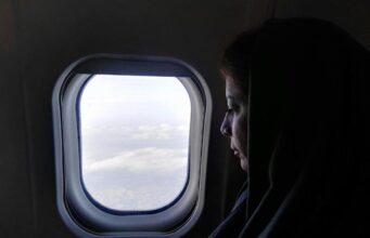 Чому у вікнах літака є отвори: пілот розкрив їхнє справжнє призначення Чому-у-вікнах-літака-є-отвори:-пілот-розкрив-їхнє-справжнє-призначення