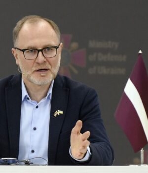 Глава Міноборони Латвії подав у відставку через дрони, які порушили повітряний простір