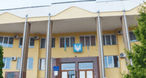 Сім’я волинського митника перед його звільненням розжилася на три квартири, будинок та Lexus за гривню Сім’я-волинського-митника-перед-його-звільненням-розжилася-на-три-квартири,-будинок-та-lexus-за-гривню