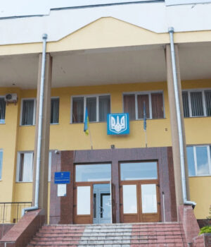 Сім’я-волинського-митника-перед-його-звільненням-розжилася-на-три-квартири,-будинок-та-lexus-за-гривню