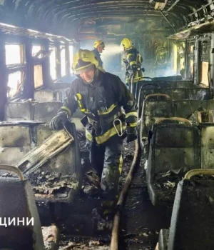 На-Черкащині-в-електричці-під-час-руху-спалахнула-пожежа,-40-пасажирів-евакуювали