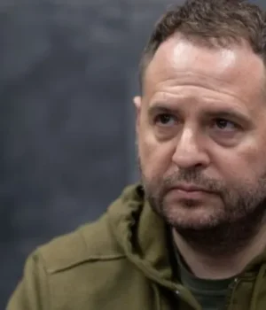 Єрмак після суду запевнив, що не планує тікати з України