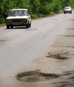 Поточний-ремонт-доріг-в-Україні-припиниться-1-червня,-оскільки-уряд-не-виділив-коштів,-–-Максим.