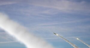 Росія атакує Україну дронами та ракетами, у Києві – вибухи, під завалами будівель люди Росія-атакує-Україну-дронами-та-ракетами,-у-Києві-–-вибухи,-під-завалами-будівель-люди