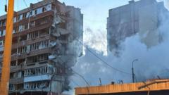 Масштабна атака на Київ: обвалення будинку та постраждалі Масштабна-атака-триває-Ракети-і-сотні-дронів.-У-Києві-обвалився-будинок,-під-завалами-люди