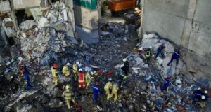 Масований обстріл Києва: 16 загиблих, зокрема 2 дітей, пошукова операція триває У Києві вже 16 жертв російського удару, але пошуки досі тривають