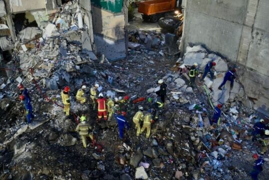 Масований обстріл Києва: 16 загиблих, зокрема 2 дітей, пошукова операція триває У Києві вже 16 жертв російського удару, але пошуки досі тривають