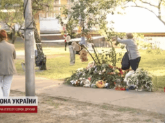 Люди несуть квіти та лампадки: що відбувається на місці кривавого удару РФ у Києві — фото, відео Люди-несуть-квіти-та лампадки:-що відбувається-на місці-кривавого-удару-РФ у Києві —-фото,-відео