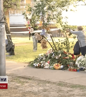 Люди-несуть-квіти-та лампадки:-що відбувається-на місці-кривавого-удару-РФ у Києві —-фото,-відео