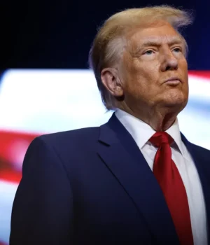 Трамп-заявив,-що-США-дозволили-трьом-китайським-танкерам-пройти-через-Ормузьку-протоку