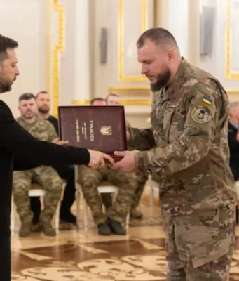 Зеленський відзначив захисників України державними нагородами Зеленський відзначив захисників України державними нагородами