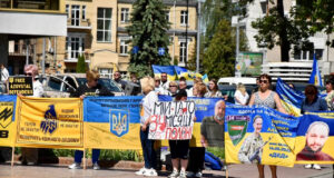 Сотні машин та мотоциклів: у Луцьку відбувся масштабний автопробіг на підтримку військовополонених. Фото Сотні-машин-та-мотоциклів:-у-Луцьку-відбувся-масштабний-автопробіг-на-підтримку-військовополонених.-Фото