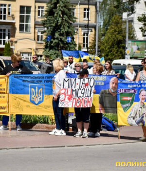 Сотні-машин-та-мотоциклів:-у-Луцьку-відбувся-масштабний-автопробіг-на-підтримку-військовополонених.-Фото