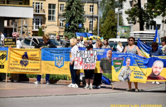 Сотні машин та мотоциклів: у Луцьку відбувся масштабний автопробіг на підтримку військовополонених. Фото Сотні-машин-та-мотоциклів:-у-Луцьку-відбувся-масштабний-автопробіг-на-підтримку-військовополонених.-Фото
