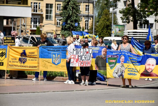 Сотні машин та мотоциклів: у Луцьку відбувся масштабний автопробіг на підтримку військовополонених. Фото Сотні-машин-та-мотоциклів:-у-Луцьку-відбувся-масштабний-автопробіг-на-підтримку-військовополонених.-Фото